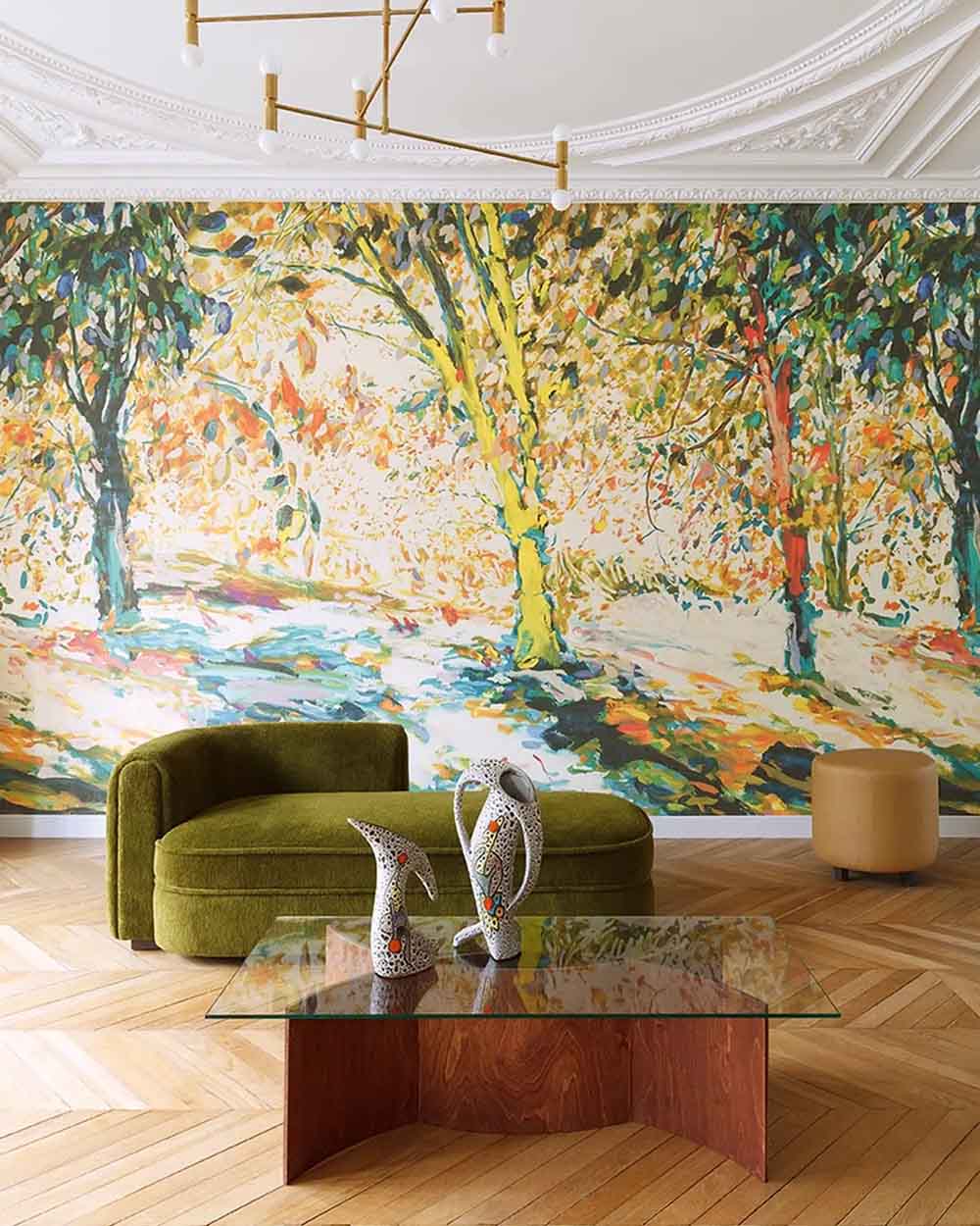 Home – Marcel Lebesque Concepts Luxe woonkamer met schilderachtige wandbespanning, sierlijk stucplafond en groen velours bankstel — interieurontwerp door Marcel Lebesque