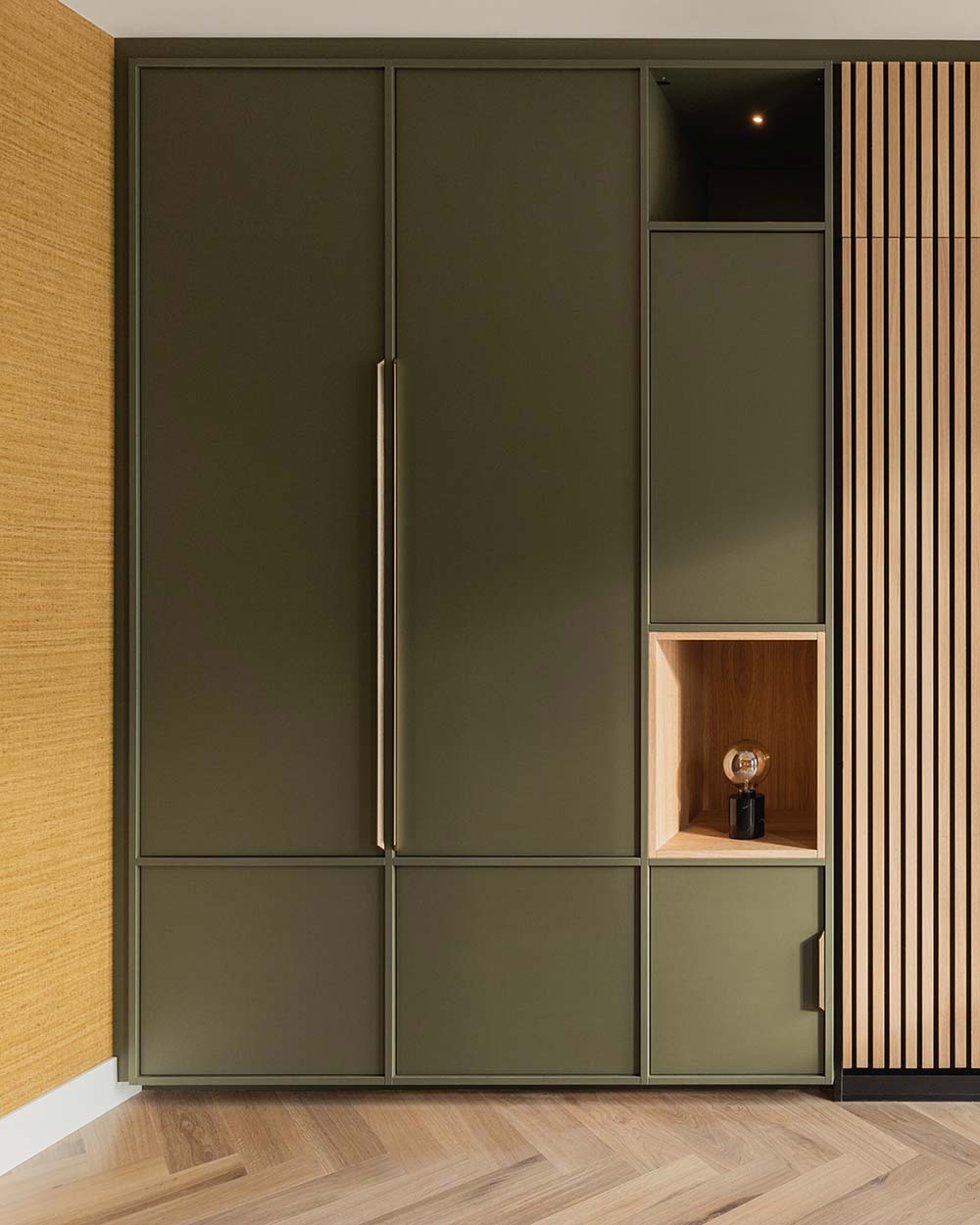 Home – Marcel Lebesque Concepts Maatwerk inbouwkast in olijfgroen met houten lattenwand en verlichte nis